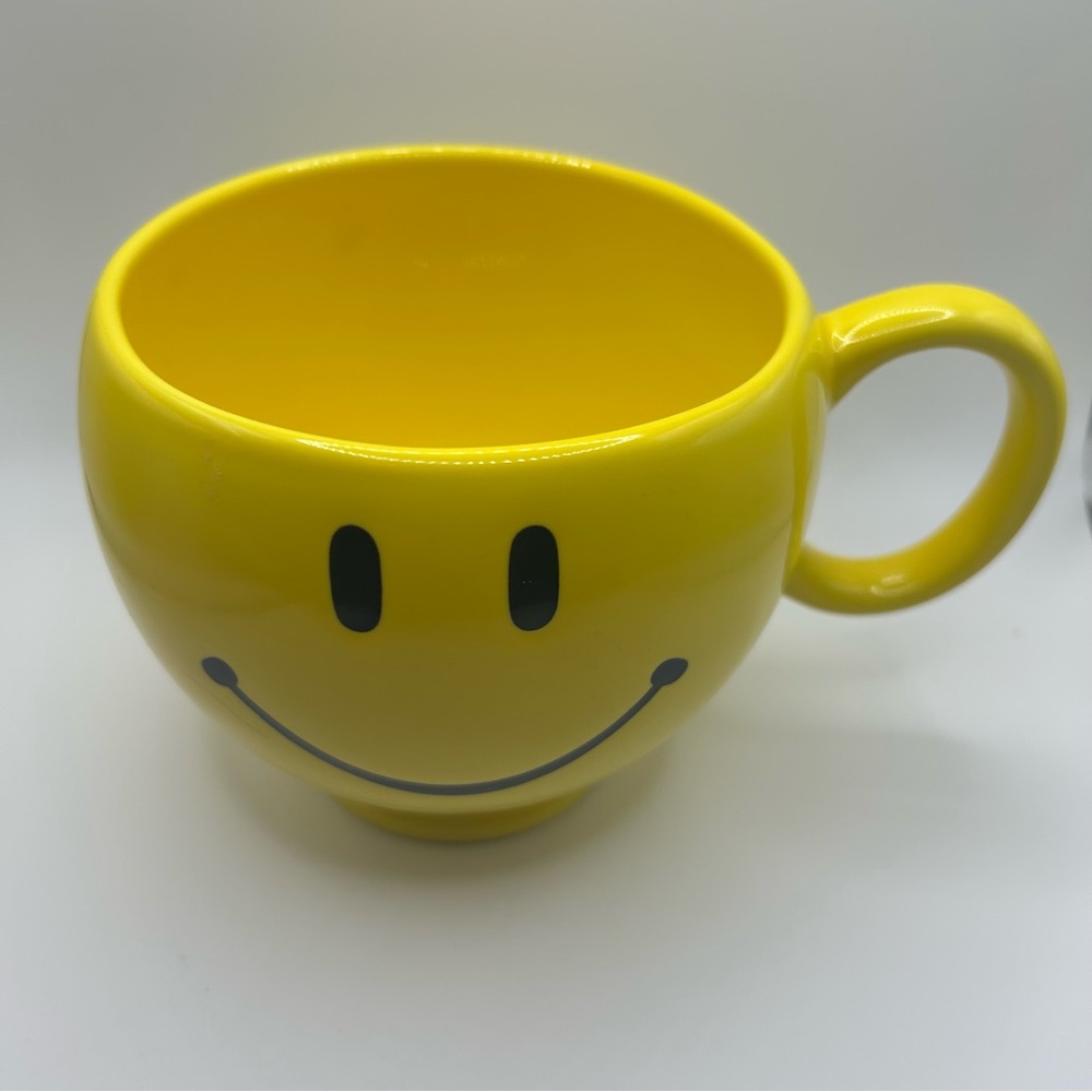 Teleflora  Smiley Mug Yellow Oversized Coffee Cup Happy Face Smile Emoji